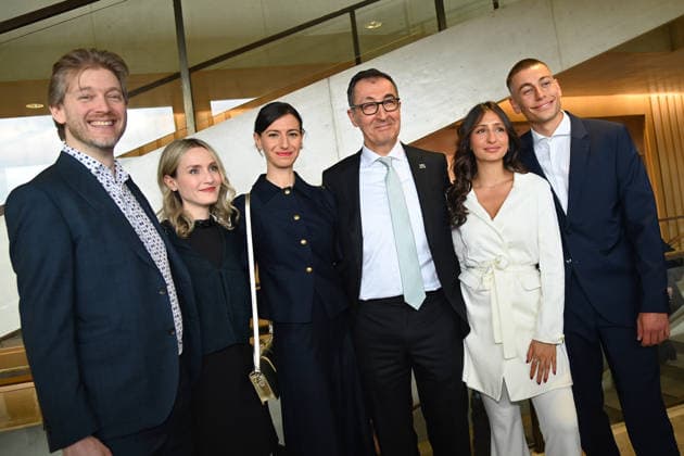 Cem OEZDEMIR (Ministerpraesident Baden Wuerttemberg) Ehefrau Flavia ZAKA,re:Stieftochter Mia mit Ivan KRAUSE,li:Livia ZAKA, Daniel Sufrin Disler. Ministerpraesidenten Wahl in Baden Wuerttemberg am 13.05.2026 im Landtag in Stuttgart *** Cem OEZDEMIR State Premier of Baden Wuerttemberg Wife Flavia ZAKA,right Stepdaughter Mia with Ivan KRAUSE,left Livia ZAKA, Daniel Sufrin Disler State Premier election in Baden Wuerttemberg on 13 05 2026 in the state parliament in Stuttgart