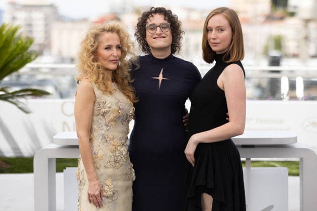 Gillian Anderson, Jane Schoenbrun and Hannah Einbinder at the Teenage Sex and Death at Camp Miasma photocall at the 79th annual Cannes Film Festival at Palais des Festivals on May 13, 2026 in Cannes, France Jacovides Moreau Bestimage Teenage Sex and Death at Camp Miasma photocall at the 79th annual Cannes Film Festival at Palais des Festivals on May 13, 2026 in Cannes, France Cannes France  Copyright: xJACOVIDES-MOREAUx xBESTIMAGExJACOVIDES-MOREAUx xBESTIMAGEx