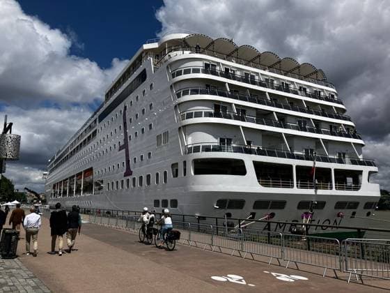 2026 Bordeaux 1700 cruise ship passengers confined on board PHOTOPQR LE TELEGRAMME Antoine Le Goff 13 05 2026 BORDEAUX 33 Le 13 05 2026 More than 1,700 people are confined this Wednesday on board the cruise ship Ambition, which arrived in Bordeaux 33 on the evening of May 12, 2026, from Brest 29 , after the death of a 90-year-old passenger and a suspected gastroenteritis epidemic Photo credit Le Télégramme Antoine Le Goff Bordeaux, France, may 13th 2026 A passenger on the cruise ship, which arrived in Bordeaux on Wednesday, has died from a gastroenteritis type infection All those on board are in quarantine France  Copyright: xPHOTOPQR LExTELEGRAMME MAXPPPxAntoinexLexGoffx 20260513TGB8316 20260513TGB8414