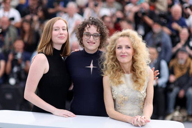 Gillian Anderson, Jane Schoenbrun and Hannah Einbinder at the Teenage Sex and Death at Camp Miasma photocall at the 79th annual Cannes Film Festival at Palais des Festivals on May 13, 2026 in Cannes, France Jacovides Moreau Bestimage Teenage Sex and Death at Camp Miasma photocall at the 79th annual Cannes Film Festival at Palais des Festivals on May 13, 2026 in Cannes, France Cannes France  Copyright: xJACOVIDES-MOREAUx xBESTIMAGExJACOVIDES-MOREAUx xBESTIMAGEx