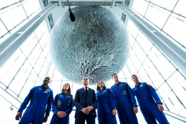 May 13, 2026, Ottawa, On, Canada: Prime Minister Mark Carney, middle, joins astronauts of the Artemis II mission, Pilot Victor Glover, left to right, Mission Specialist Christina Koch, Artemis Capsule Communicator Jenni Gibbons, Mission Specialist Jeremy Hansen, and Commander Reid Wiseman, as they arrive to visit with students at the Museum of Nature in Ottawa on Wednesday, May 13, 2026. Ottawa Canada - ZUMAc35_ 20260513_zaf_c35_036 Copyright: xSeanxKilpatrickx