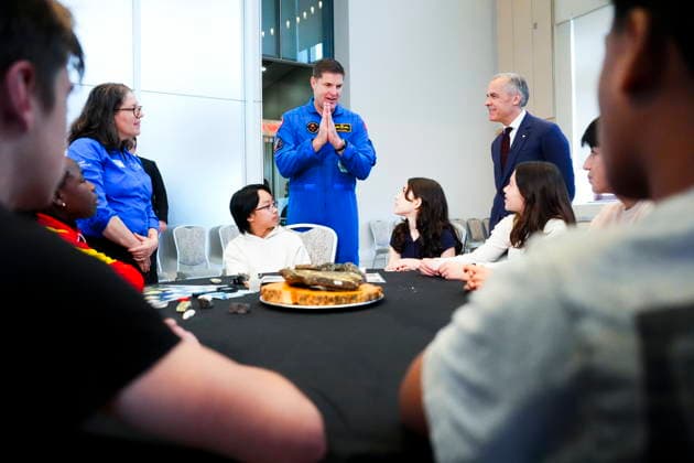 May 13, 2026, Ottawa, On, Canada: Prime Minister Mark Carney, right, joins astronauts of the Artemis II mission, Mission Specialist Jeremy Hansen, middle, as they visit with students at the Museum of Nature in Ottawa on Wednesday, May 13, 2026. Ottawa Canada - ZUMAc35_ 20260513_zaf_c35_037 Copyright: xSeanxKilpatrickx