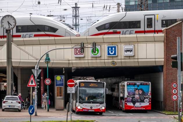 Busbahnhof, Bushaltestelle am Hauptbahnhof Duisburg, Bahngleise, des Hauptbahnhof am Nordausgang, mehr als 25 Buslinien fahren von hier zu Zielen in der Stadt und im Umland, Anbindung an das U-Bahnnetz und die Züge im HBF, NRW, Deutschland, ÖPNV DU *** Bus station, bus stop at Duisburg main station, railroad tracks, of the main station at the north exit, more than 25 bus lines run from here to destinations in the city and surrounding area, connection to the underground network and the trains at the main station, NRW, Germany, ÖPNV DU