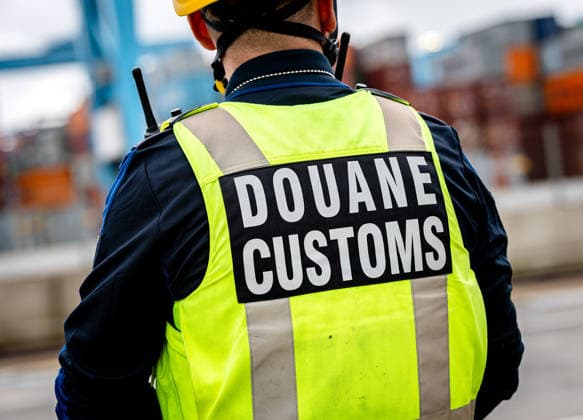 King visit the port of Rotterdam. Rotterdam, the Netherlands. 13 May 2026 A customs employee during a visit by King Willem-Alexander and David van Weel, Minister of Justice and Security, at the port of Rotterdam. The visit is all about subversion and resilience against drug crime and military threats. Rotterdam The Netherlands  Copyright: xDPPA POOL RDWx