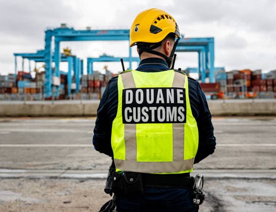 King visit the port of Rotterdam. Rotterdam, the Netherlands. 13 May 2026 A customs employee during a visit by King Willem-Alexander and David van Weel, Minister of Justice and Security, at the port of Rotterdam. The visit is all about subversion and resilience against drug crime and military threats. Rotterdam The Netherlands  Copyright: xDPPA POOL RDWx