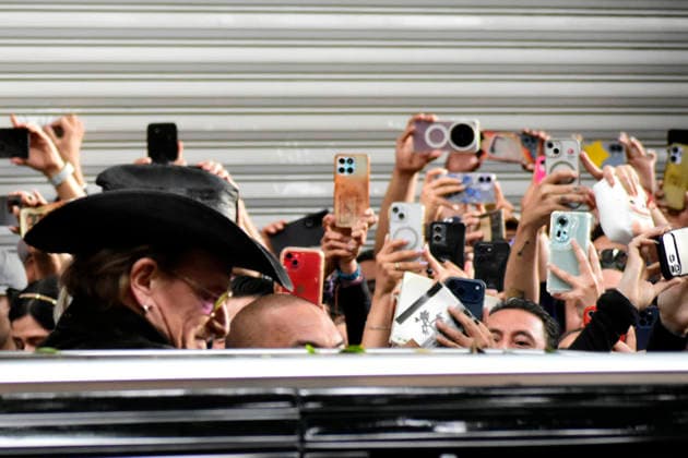 May 13, 2026, Mexico City, Ciudad de Mexico, Mexico: Bono lead of the Irish band U2, signs autographs for the fans at the filming set for the upcoming music video Street of Dreams in Mexico City Downtown. on May 13, 2026 in Mexico City, Mexico. Mexico City Mexico - ZUMAe321 20260513_zea_e321_039 Copyright: xLuisxBarronx