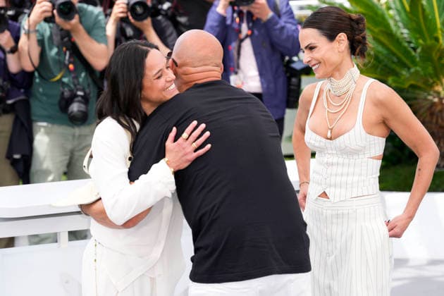 The Fast And The Furious Photocall - The 79th Annual Cannes Film Festival Michelle Rodriguez, Vin Diesel and Jordana Brewster hug during The Fast And The Furious photocall at the 79th annual Cannes Film Festival at Palais des Festivals on May 13, 2026 in Cannes, France. The Fast And The Furious Photocall - The 79th Annual Cannes Film Festival Cannes France Copyright: xDanielexCifalax xSOPAxImagesx _CIF6755