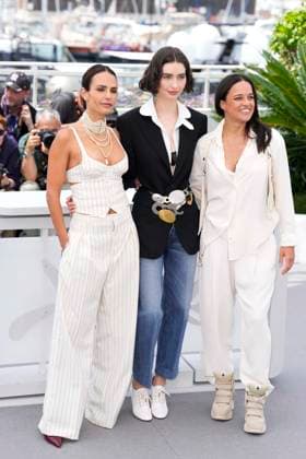 The Fast And The Furious Photocall - The 79th Annual Cannes Film Festival Michelle Rodriguez, Vin Diesel and Jordana Brewster hug during The Fast And The Furious photocall at the 79th annual Cannes Film Festival at Palais des Festivals on May 13, 2026 in Cannes, France. The Fast And The Furious Photocall - The 79th Annual Cannes Film Festival Cannes France Copyright: xDanielexCifalax xSOPAxImagesx _CIF6993