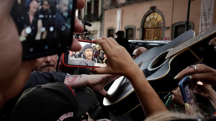 May 13, 2026, Mexico City, Mexico City, Mexico: David Howell Evans, honored by fans upon leaving the MIDE Museum, Mexico City. Mexico City Mexico - ZUMAt178 20260513_zip_t178_004 Copyright: xNadiaxTecuapetlax