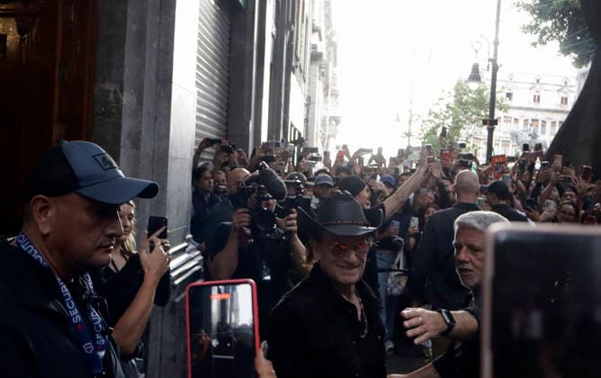 May 13, 2026, Mexico City, Mexico City, Mexico: Bono, the lead singer of the Irish band U2, signing autographs for his fans as he leaves the MIDE Museum in Mexico City. Mexico City Mexico - ZUMAt178 20260513_zip_t178_006 Copyright: xNadiaxTecuapetlax