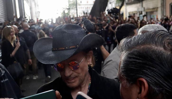 May 13, 2026, Mexico City, Mexico City, Mexico: Bono, the lead singer of the Irish band U2, signing autographs for his fans as he leaves the MIDE Museum in Mexico City. Mexico City Mexico - ZUMAt178 20260513_zip_t178_014 Copyright: xNadiaxTecuapetlax