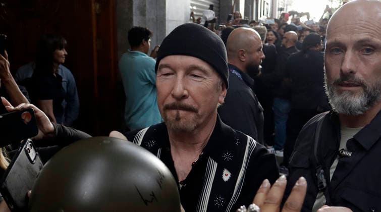 May 13, 2026, Mexico City, Mexico City, Mexico: David Howell Evans, honored by fans upon leaving the MIDE Museum, Mexico City. Mexico City Mexico - ZUMAt178 20260513_zip_t178_018 Copyright: xNadiaxTecuapetlax