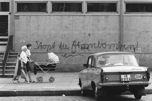 Graffiti gegen Pershing Stationierung in Ostberlin Graffiti against Pershing stationing in East Berlin Copyright: imageBROKER AlixPaczensky ibljnn17655349.jpg