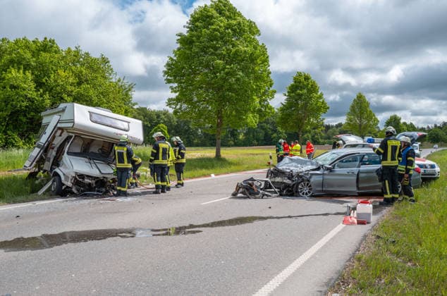 Zwei Schwerverletzte bei Frontalzusammenstoss mit Wohnmobil auf der B32 bei Altshausen Altshausen Deutschland 14 Mai 2026 Einsatzkräfte und Rettungshubschrauber nach schwerem Verkehrsunfall auf der Bundesstraße B32 bei Altshausen Nach einem Frontalzusammenstoss mit einem Wohnmobil wurden zwei Menschen schwer verletzt Die Fahrbahn war während des Rettungseinsatzes komplett gesperrt Editorial use only Fotograf: Eibner-Pressefoto Eky Eibner *** Two seriously injured in head-on collision with motorhome on the B32 near Altshausen Altshausen Germany 14 May 2026 Emergency services and rescue helicopter after serious traffic accident on the B32 federal highway near Altshausen Two people were seriously injured after a head-on collision with a Copyright: xEibner-Pressefotox EP_EER