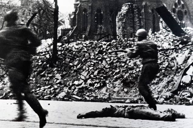 RECORD DATE NOT STATED Photograph of Soviet Red Army soldiers during a street battle during the Siege of Berlin Photograph of Soviet Red Army soldiers during a street battle during the Siege of Berlin which helped bring on the German surrender in World War Two 1945. Dated 20th Century Editorial use only. All other uses to be cleared with the copyright owner (World History Archive), in advance., WHA_097_0966.jpg, Soviet Red Army; soldiers; street battle; Siege of Berlin; German surrender; World War Two; 1945; military; conflict; warfare; historical; victory; combat; soldiers in action; Soviet Union; Berlin; battle scene; war; history; 20th century; Eastern Front; European history; Russian soldiers; Soviet military; Berlin siege; German defea Copyright: xWorldxHistoryxArchivex