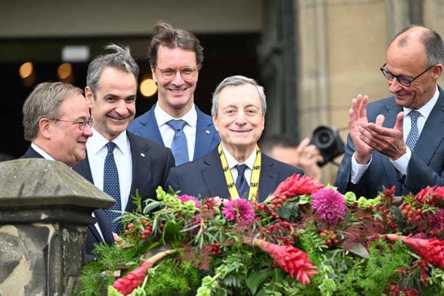v.l. Armin LASCHET, Vorsitzender des Karlspreis-Direktoriums, Kyriakos MITSOTAKIS, griechischer Ministerpraesident, Hendrik WUEST, Wüst, CDU, Ministerpraesident des Landes Nordrhein-Westfalen, Karlspreistraeger Prof. Dr. Mario DRAGHI, Bundeskanzler Friedrich MERZ, Balkonszene Internationaler Karlspreis der Stadt Aachen, Verleihung an Prof. Dr. Mario Draghi, ehem. italienischer Ministerpraesident und ehem. Direktor der EZB, Verleihung im Rathaus der Stadt Aachen am 14.05.2026. *** f l Armin LASCHET, Chairman of the Charlemagne Prize Board of Directors, Kyriakos MITSOTAKIS, Greek Prime Minister, Hendrik WUEST, Wüst, CDU, Prime Minister of North Rhine-Westphalia, Charlemagne Prize winner Prof Dr Mario DRAGHI, Federal Chancellor Friedr