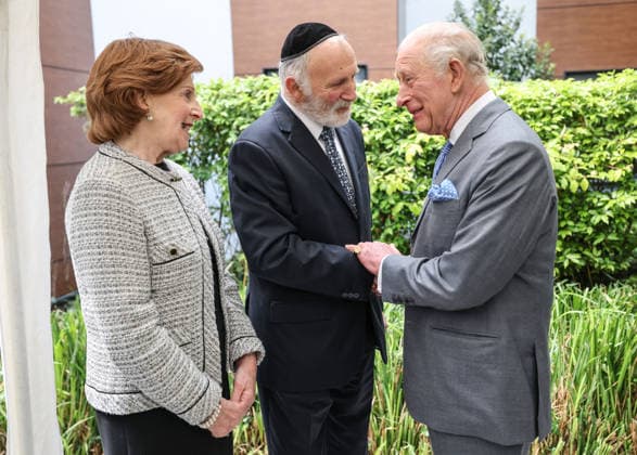 King Charles in Golders Green King Charles meets stabbing victim Michael Shine and his sister Doreen during a visit to a Jewish community centre in lGolders Green in North London following the attack on Jewish residents there two weeks ago, Credit:Richard Pohle PA ROTA - B68 Avalon Golders Green  Copyright: xRichardxPohlex xPAxROTAx-xB68x xAvalonx 1098932284