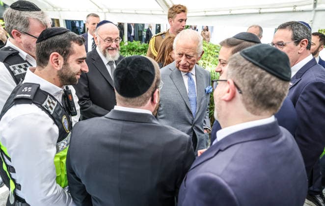 King Charles in Golders Green King Charles and Chief Rabbi Sir Ephraim Mirvis (L) meet members of the Shomrin Jewish security group who helped apprehend the man who was attacking people with a knife in Golders Green in North London following the attack on Jewish residents there two weeks ago, Credit:Richard Pohle PA ROTA - B68 Avalon Golders Green  Copyright: xRichardxPohlex xPAxROTAx-xB68x xAvalonx 1098932332
