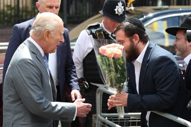 May 14, 2026, London, England, United Kingdom: UK King CHARLES III greets members of the local community outside Jewish Care during a visit to Golders Green in north-west London. The King met representatives of the Jewish community following recent antisemitic attacks in the area. London United Kingdom  - ZUMAa279 20260514_zsp_a279_010 Copyright: xZeynepxDemirxAslimx