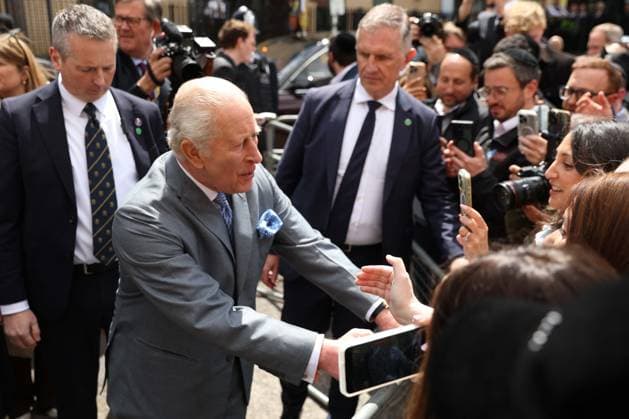 May 14, 2026, London, England, United Kingdom: UK King CHARLES III greets members of the local community outside Jewish Care during a visit to Golders Green in north-west London. The King met representatives of the Jewish community following recent antisemitic attacks in the area. London United Kingdom  - ZUMAa279 20260514_zsp_a279_023 Copyright: xZeynepxDemirxAslimx