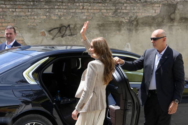 IPA84681584 - Reggio Emilia, 14 05 2026. Last stop of Princess Kate Middleton s tour at the Remida creative recycling center, as part of her tour of getting to know the reality of Reggio Children and its educational projects for children. In the photo Kate Middleton greets the people who came to see her  Copyright: xRobertoxBrancolinix xRobertoxBrancolini Ipax 84681584
