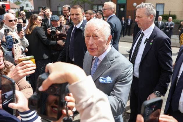 May 14, 2026, London, England, United Kingdom: UK King CHARLES III greets members of the local community outside Jewish Care during a visit to Golders Green in north-west London. The King met representatives of the Jewish community following recent antisemitic attacks in the area. London United Kingdom  - ZUMAa279 20260514_zsp_a279_030 Copyright: xZeynepxDemirxAslimx