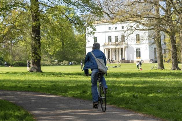 Sehenswürdigkeit, Fahrradfahrer unterwegs vor dem Jenisch-Haus, klassizistisches Landhaus bei sonnigem Frühlingswetter im Jenischpark, Parkanlage in Klein Flottbek, Hamburg, Deutschland Tourist attraction, cyclists out and about in front of the Jenisch House, classicist country house in sunny spring weather in Jenischpark, park in Klein Flottbek, Hamburg, Germany Copyright: imageBROKER ChristopherxTamcke iblcrt17619431.jpg
