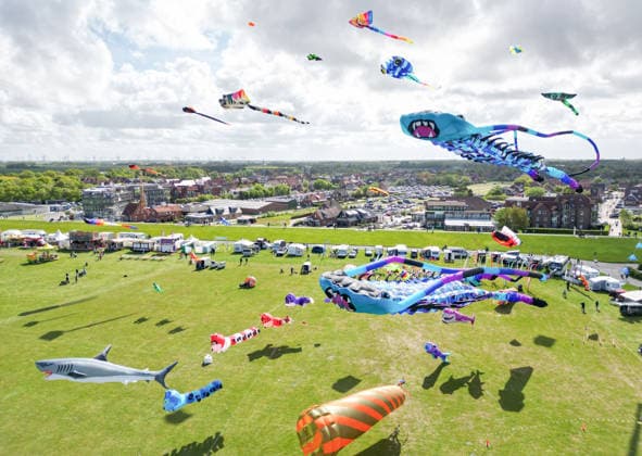 Größte Drachenfestival an der Nordseeküste. Das Drachenfest in Norddeichist das größte Drachenfestivals an der Nordseeküste und ist ein Highlight über das Himmelfahrtswochenende in Ostfriesland. Am Grünstrand von Norddeich erwartet Besucher ein farbenfrohes Himmelsspektakel mit Großdrachen, Showkites und beeindruckenden Flugshows internationaler Drachensportler vor der einzigartigen Kulisse der Nordsee. Norddeich Niedersachsen Deutschland *** Largest kite festival on the North Sea coast The kite festival in Norddeich is the largest kite festival on the North Sea coast and is a highlight over the Ascension weekend in East Frisia On the green beach of Norddeich, visitors can expect a colorful sky spectacle with large kites, show kit Copyright: xdiebildwerftx