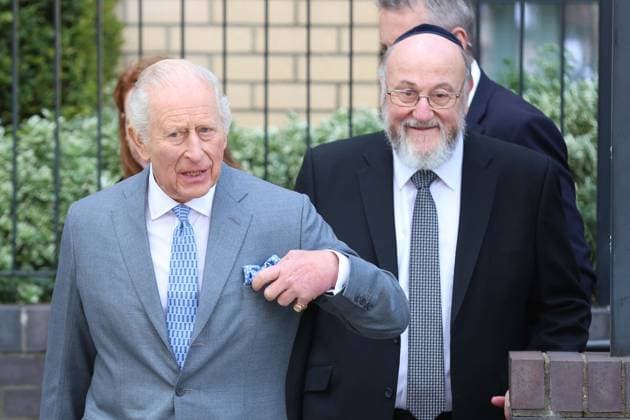 May 14, 2026, London, England, United Kingdom: UK King CHARLES III greets members of the local community outside Jewish Care during a visit to Golders Green in north-west London. The King met representatives of the Jewish community following recent antisemitic attacks in the area. London United Kingdom - ZUMAa279 20260514_zsp_a279_034 Copyright: xZeynepxDemirxAslimx