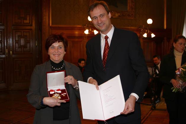 Wien, 29.01.2003 - Überreichung - Goldene Ehrenzeichens für Verdienste um das Land Wien an Valie EXPORT durch Andreas MAILATH POKORNY *** Vienna, 29 01 2003 Presentation of the Golden Medal of Honor for Services to the State of Vienna to Valie EXPORT by Andreas MAILATH POKORNY 