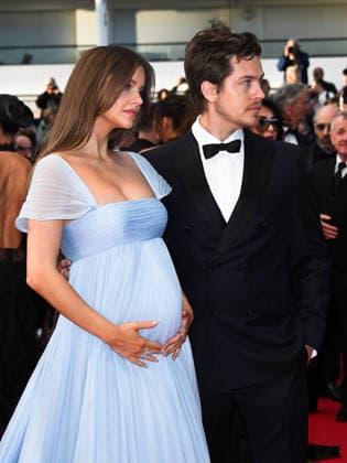 IPA84691276 - Cannes, 79th Cannes Film Festival 2026, evening 3 - red carpet of Histoires Paralleles (Parallel Tales). Pictured is pregnant Barbara Palvin, Dylan Sprouse  Copyright: xManuelexMangiarottix xPoolxPhotoxEventsx07x 84691276