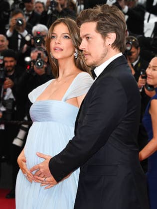 IPA84691298 - Cannes, 79th Cannes Film Festival 2026, evening 3 - red carpet of Histoires Paralleles (Parallel Tales). Pictured is pregnant Barbara Palvin, Dylan Sprouse  Copyright: xManuelexMangiarottix xPoolxPhotoxEventsx07x 84691298