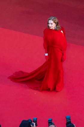 Isabelle Huppert Montée des marches du film Histoires parallèles lors du 79ème Festival International du Film de Cannes, le 14 mai 2026 Camilla Canalini Bestimage Red carpet for Parallel tales at the 79th Cannes International Film Festival on May 14, 2026 Cannes France  Copyright: xCamillaxCanalinix xBestimagexCamillaxCanalinix xBestimagex
