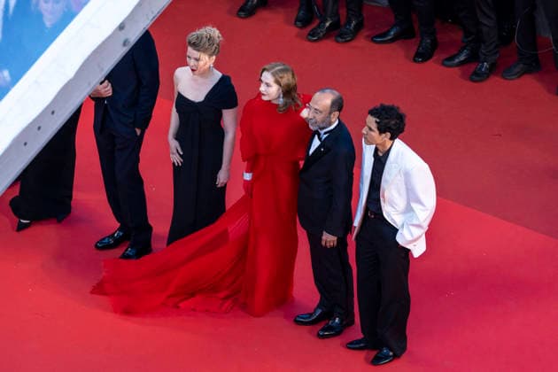 India Hair, Isabelle Huppert, Asghar Farhadi, Adam Bessa Montée des marches du film Histoires parallèles lors du 79ème Festival International du Film de Cannes, le 14 mai 2026 Camilla Canalini Bestimage Red carpet for Parallel tales at the 79th Cannes International Film Festival on May 14, 2026 Cannes France  Copyright: xCamillaxCanalinix xBestimagexCamillaxCanalinix xBestimagex