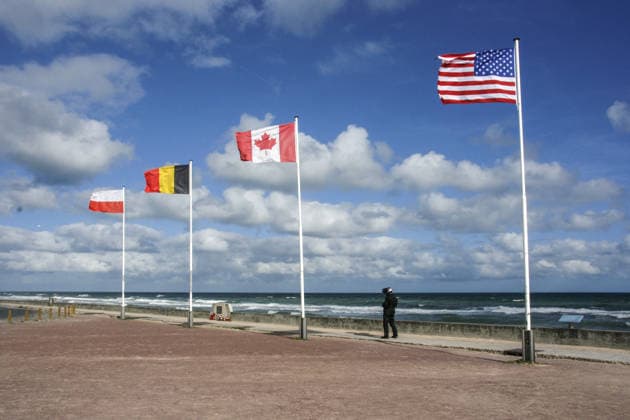 16.09.2024, Omaha Beach, Frankreich - Omaha Beach ist ein Strandabschnitt in der Normandie, wo die Allierten Streitkraefte am 6. Juni 1944 an Land gingen, um Europa von der Nazi-Herrschaft zu befreien. Der Omaha Beach ist einer der fuenf historischen Landungsabschnitte der Alliierten in der Normandie (Operation Neptune) vom 6. Juni 1944. Er erstreckt sich ueber die Gemeinden Colleville-sur-Mer, Saint-Laurent-sur-Mer und Vierville-sur-Mer. Foto: Flaggen am Strandabschnitt von Omaha Beach, wo die Allierten Streitkraeft am 6. Juni 1944 an Land gingen. *** 16 09 2024, Omaha Beach, France Omaha Beach is a stretch of beach in Normandy where the Allied forces disembarked on June 6, 1944 to liberate Europe from Nazi rule Omaha Beach is one of the f