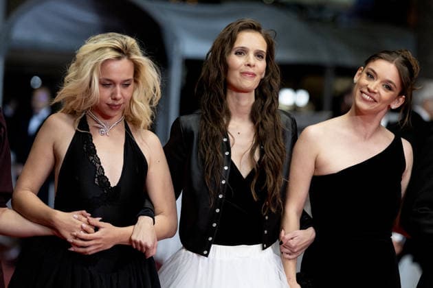 Kim Higelin Bijoux Tasaki , Marion Le Corroler, Mara Taquin Montée des marches du film Sanguine lors du 79ème Festival International du Film de Cannes, le 14 mai 2026 Olivier Borde Bestimage Red carpet for Species at the 79th Cannes International Film Festival on May 14, 2026 Cannes France  Copyright: xOLIVIERxBORDEx xBESTIMAGExOLIVIERxBORDEx xBESTIMAGEx
