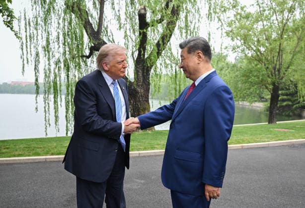 (260515) -- BEIJING, May 15, 2026 -- Chinese President Xi Jinping welcomes U.S. President Donald Trump upon Trump s arrival at Zhongnanhai in Beijing, capital of China, May 15, 2026. Xi and Trump had a private meeting on Friday in Beijing. ) CHINA-BEIJING-XI JINPING-U.S.-TRUMP-PRIVATE MEETING (CN) YanxYan 