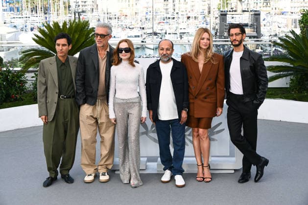 IPA84710980 - Cannes, 79th Cannes Film Festival 2026, day 4 - photocall of Histoires Paralleles (Parallel Tales) Pictured: Adam Bessa, Vincent Cassel, Isabelle Huppert, Asghar Farhadi, Virginie Efira and Pierre Niney pose  Copyright: xAlbertoxTerenghix xPoolxPhotoxEventsx07x 84710980