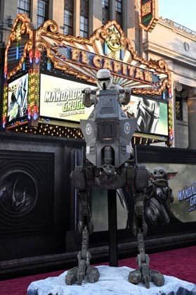 Werbeaufsteller vor dem El Capitan Theatre während Weltpremiere des Kinofilms Star Wars: The Mandalorian and Grogu im TCL Chinese Theatre. Los Angeles, 014.05.2026