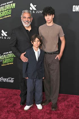 Hemky Madera mit Söhnen bei der Weltpremiere des Kinofilms Star Wars: The Mandalorian and Grogu im TCL Chinese Theatre. Los Angeles, 014.05.2026