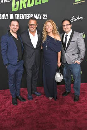 Brandon Blum, Steve Blum, Mary Elizabeth McGlynn und Jeremy Blum bei der Weltpremiere des Kinofilms Star Wars: The Mandalorian and Grogu im TCL Chinese Theatre. Los Angeles, 014.05.2026