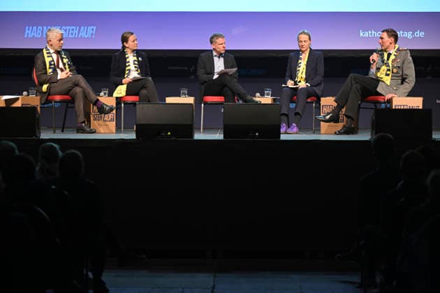 News Bilder des Tages Podiumsdiskussion Krieg und Frieden in der Ukraine auf dem Katholikentag in Wuerzburg. (Foto vom 15.05.2026: Carlo Masala, Konflikt- und Friedensforscher; Iryna Fenno, Religionswissenschaftlerin; Burkhard Schaefers (Schäfers), Moderation; Anne Gidion, Bevollmaechtigte des Rates der Ev. Kirche in Deutschland (EKD); Christian Freuding, Generalleutnant, Inspekteur des Heeres, Strausberg (v.l.n.r.)) Bis Sonntag werden beim 104. Deutschen Katholikentag unter dem biblischen Leitwort Hab Mut, steh auf! mehrere zehntausend Teilnehmende zu insgesamt 900 Veranstaltungen erwartet. Das Treffen soll angesichts von Krieg, Klimawandel, sozialer Spaltung sowie Vertrauenskrisen in Politik und Kirche dazu ermutigen, nach Wegen fuer die Zukunft zu suchen Copyright: epd-bild DanielxPeter epdKatholikentag_Wuerzburg111-kopieren.jpeg