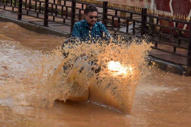 News Bilder des Tages Vehicles wade through waterlogged streets Guwahati, May 15 (ANI): Vehicles wade through waterlogged streets, in Guwahati after a heavy rainfall in Guwahati on Friday. Guwahati Assam India Copyright: xANIx ANI_20260515255