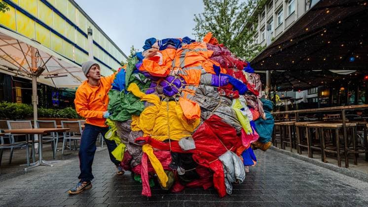 News Bilder des Tages Beim Theaterfestival Fidena rollt ein 2,20 Meter großer Ball aus Kleidung durch die Innenstadt. Mutige können sich überrollen lassen. Sisypholia von Natacha Belova und Dorian Chavez ist eine imposante Konsumkritik.. Am 15.05.2026 in Bochum ** NUR FÜR REDAKTIONELLE ZWECKE ** EDITORIAL USE ONLY **<p>Beim Theaterfestival Fidena rollt ein 2,20 Meter großer Ball aus Kleidung durch die Innenstadt. Mutige können sich überrollen lassen. Sisypholia von Natacha Belova und Dorian Chavez ist eine imposante Konsumkritik.. Am 15.05.2026 in Bochum Bochum Copyright: ChristophxJendral *** At the Fidena theater festival, a 2.20-meter ball of clothing rolls through the city center Brave people can let themselves be rolled over Sisypholia Copyright: ChristophxJendral doc85uwyo2j9sl875kco65 ,EDITORIAL USE ONLY