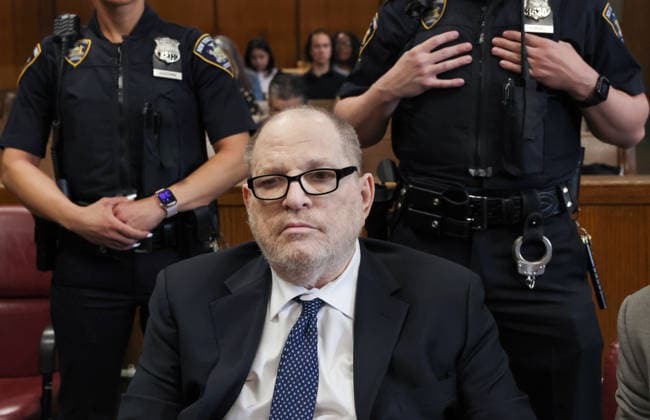 Entertainment Bilder des Tages Former Hollywood film producer Harvey Weinstein appears in Manhattan Supreme Court during his retrial in New York City on Friday, May 15, 2026. Weinstein is accused of the third-degree rape of Jessica Mann, who starred in the 2015 romantic comedy This Isn t Funny. Pool photo by Timothy A. Clary  WAX20260515902 TIMOTHYxA.xCLARY