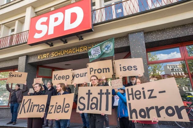 News Bilder des Tages FfF demonstrieren vor dem Kurt-Schumacher Haus der SPD Hamburg gegen das Gebäudemodernisierungsgesetz 20260515ad010 20260515ad010 Fridays for Future demonstrieren in Hamburg Klimaschutz FfF Schüler Demo Demonstration Klimaaktivistinnen Klimaaktivisten Protest Umweltschutz Jugend Jugendliche Klimawandel Klimaerwärmung FridaysForFuture, Klimaprotest, SPD, Kurt Schumacher Haus, Hamburg, Gebäudemodernisierungsgesetz, Aktivisten, Kundgebung, Klimabewegung, Umweltpolitik, Forderungen, politisch, engagiert, demonstrieren, protestieren, fordern, kritisieren, Hamburg Hamburg Deutschland Germany *** FfF demonstrate in front of the Kurt Schumacher Haus of the SPD Hamburg against the Building Modernization Act 20260515ad010 20260515ad010 Fridays Copyright: xAchimxDuwentästerx
