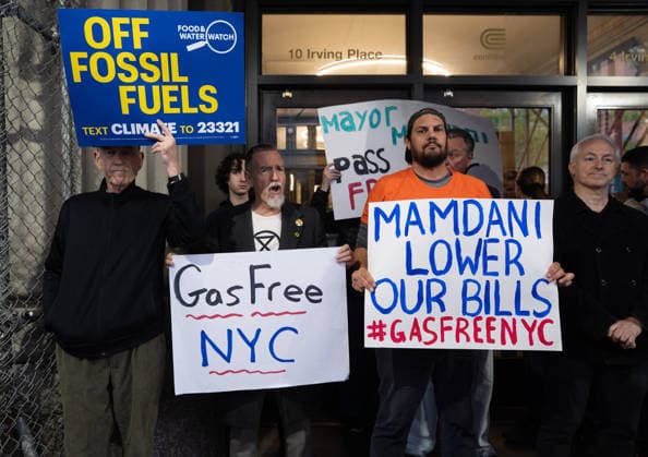 News Bilder des Tages Climate protesters block entrance to Con Edison building in New York NEW YORK, UNITED STATES - MAY 15: Climate activists, holding banners, block the entrance to the Con Edison building in Manhattan during a Gas-Free NYC protest on Friday, May 15, 2026 in New York, United States. Demonstrators called for New York City to transition away from fossil fuels and expand clean energy policies. Multiple protesters were arrested by police during the demonstration. Lokman Vural Elibol Anadolu New York United States. Editorial use only. Please get in touch for any other usage.  Copyright: x2026xAnadoluxLokmanxVuralxElibolx