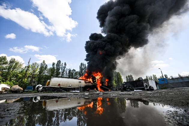 News Bilder des Tages Rescuers extinguish burning tank trucks used by a private company to supply petrol station chains after a Russian drone attack in Zaporizhzhia, Ukraine, on May 15, 2026. Russian troops struck an industrial facility, damaging a fuel cistern and causing tank trucks to catch fire. One civilian employee (a driver) was killed, and three other company employees sustained serious injuries in the explosion. (Photo by Dmytro Smolienko Ukrinform) Russian troops strike fuel truck fleet in Zaporizhzhia  Copyright: xDmytroxSmolienkox
