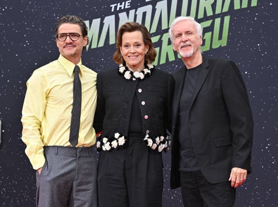 Entertainment Bilder des Tages Sigourney Weaver Hand and Footprint In Cement Ceremony Pedro Pascal, Sigourney Weaver and James Cameron attending Sigourney Weaver™s Hand and Footprint In Cement Ceremony at the TCL Chinese Theatre on May 15, 2026 in Hollywood, CA. Hollywood TCL Chinese Theatre California USA Copyright: xLisaxOConnorx xAFF-USA.comx