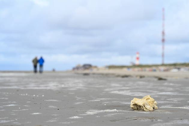 News Bilder des Tages Massiven Paraffinanspülunge auf Borkum. Auf Borkum wächst der Frust über die massiven Paraffinanspülungen an den Stränden. Aktuelle Berichte sprechen von kilometerlangen Küstenabschnitten, auf denen weiße Paraffinbrocken angespült wurden allein auf Borkum sollen rund 20 Kilometer betroffen sein. Die Wasserschutzpolizei ermittelt bereits zur Ursache. Borkum Niedersachsen Deutschland *** Massive kerosene wash-up on Borkum Frustration is growing on Borkum over the massive kerosene wash-up on the beaches Current reports speak of kilometers of coastline on which white chunks of kerosene have washed up On Borkum alone, around 20 kilometers are said to be affected The water police are already investigating the cause Borkum Lower Saxon Copyright: xdiebildwerftx